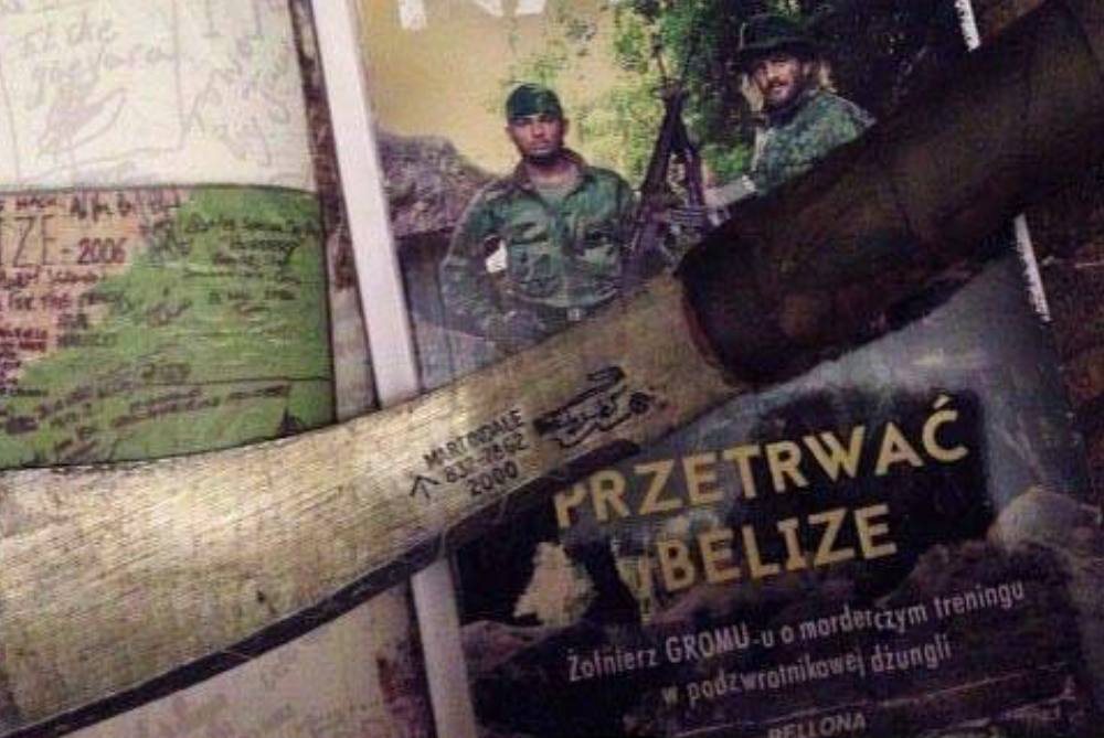 Książka „Przetrwać Belize” na mapie wojskowej