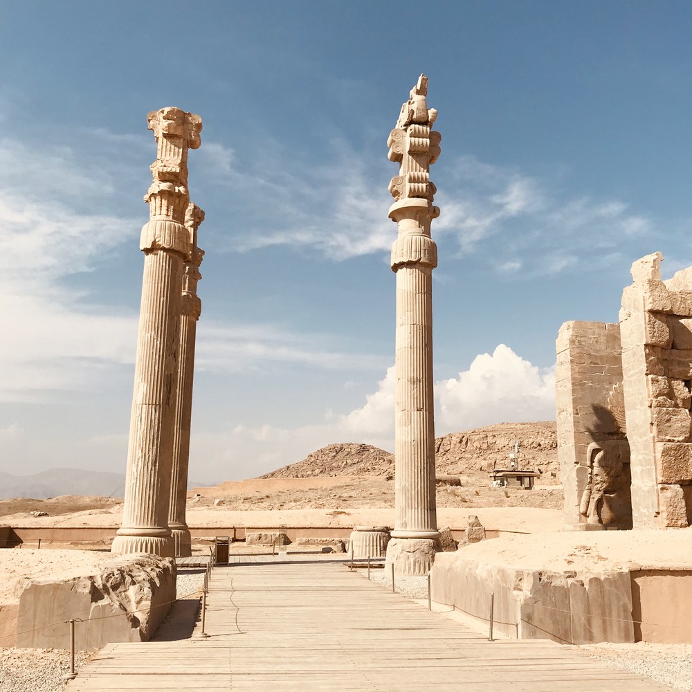 Kolumny ruin Persepolis na tle pustynnych wzgórz