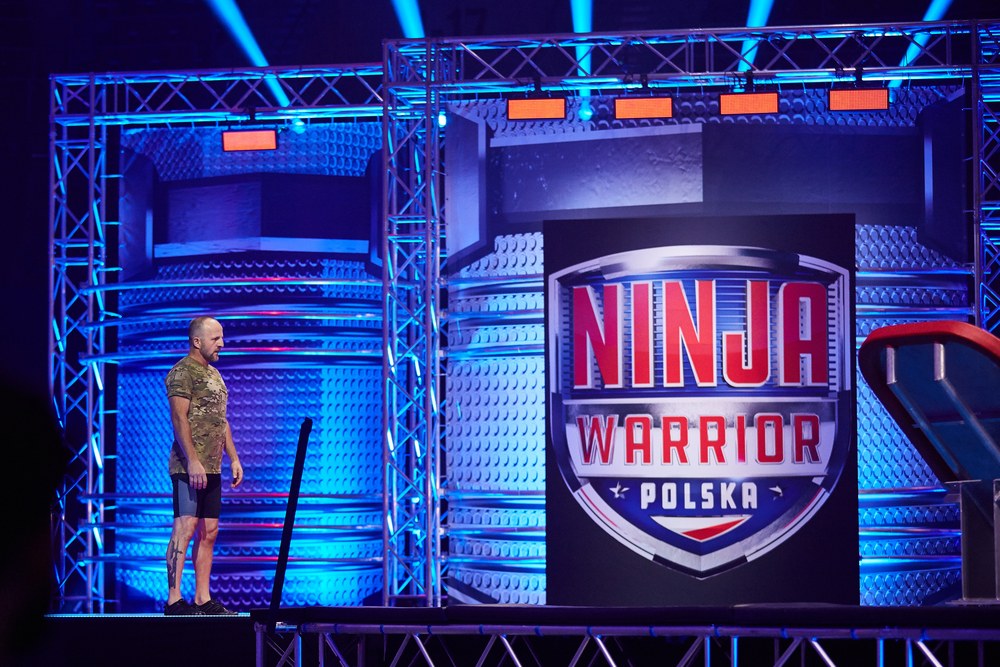 Na planie programu Ninja Warrior Polska, przy logo toru