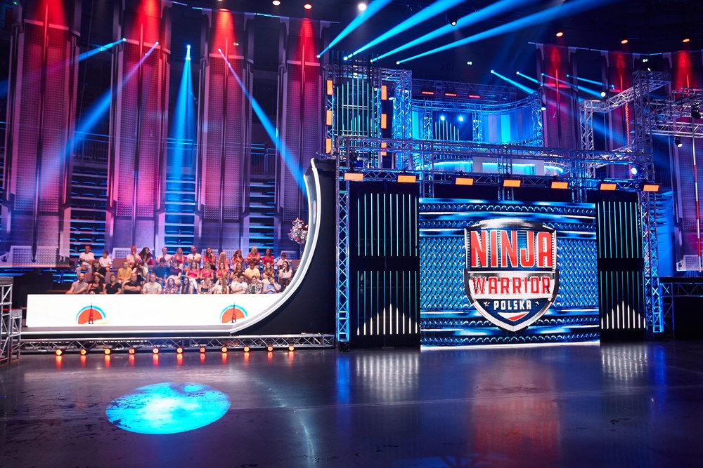Tor Ninja Warrior Polska w szerokim ujęciu, z publicznością na trybunach
