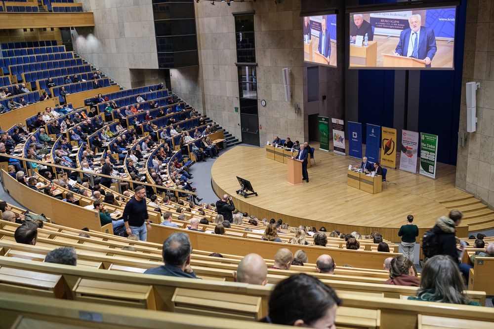 Prelekcja w pełnej auli wykładowej, na ekranach transmisja ze sceny